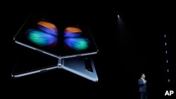 南韓電子公司三星推出了一種新式智能手機 - 可折疊手機Galaxy Fold。