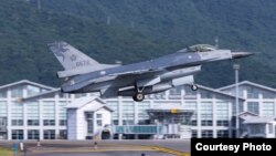 台灣上校飛行官蔣正志11月17日夜間進行航行訓練時就是駕駛這樣的一架F-16戰機。 （圖片來源：台灣國防部推特）