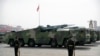 Sejumlah kendaraan militer China membawa misil balistik DF-17 dalam parade hari peringatan 70 Tahun Komunis China di Beijing, 1 Oktober 2019. (Foto: AP Photo/Mark Schiefelbein)