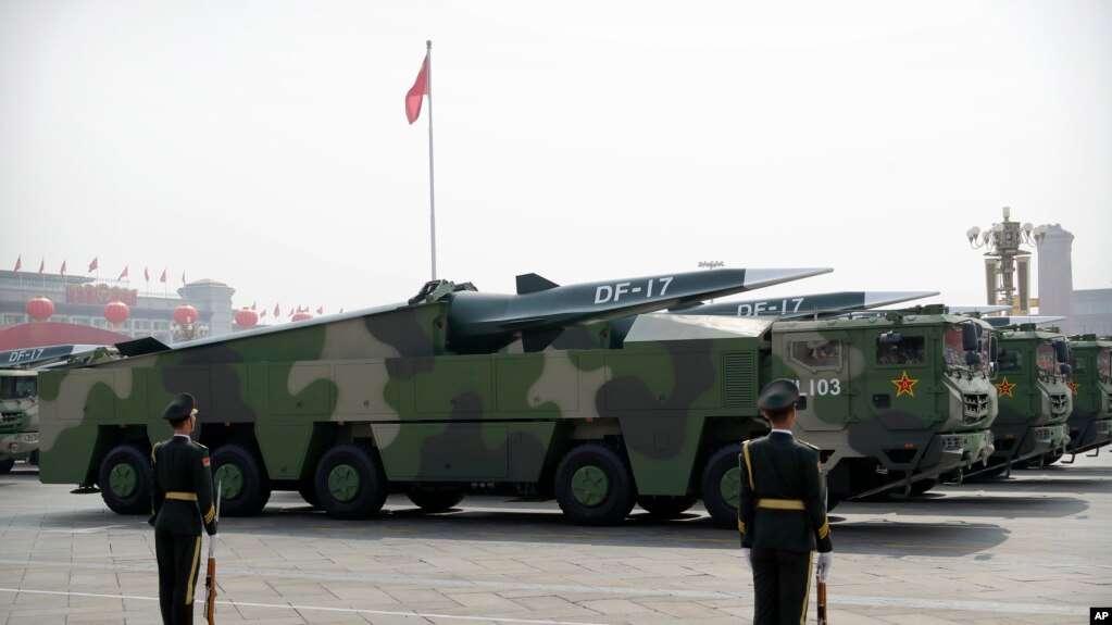 在北京举行的纪念中国共产党成立70周年的阅兵式上，运载DF-17弹道导弹的中国军车（2019年10月1日）。(photo:VOA)