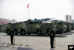 中國軍車載著DF-17東風高超音速彈道導彈參加中國國慶70週年典禮。（2019年10月1日）
