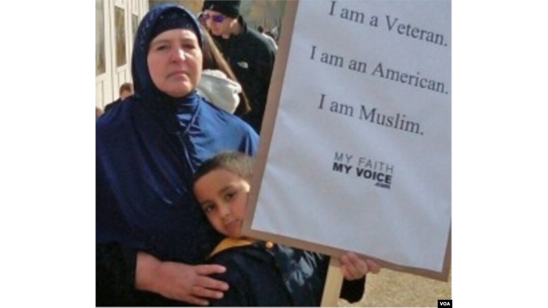 Sakinah Warid, perempuan Islam Amerika, membawa pesan damai dalam rapat umum di Washington DC