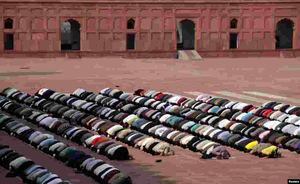 نماز جمعے کے اجتماعات کے دوران نمازیوں کی تعداد معمول سے کم رہی۔ اسلامی نظریاتی کونسل نے کہا تھا کہ حکومتی ہدایات پر عمل درآمد شرعاً لازمی ہے۔