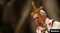 El papa removió de su cargo a cuatro de los cinco cardenales miembros del consejo supervisor del banco del Vaticano. 