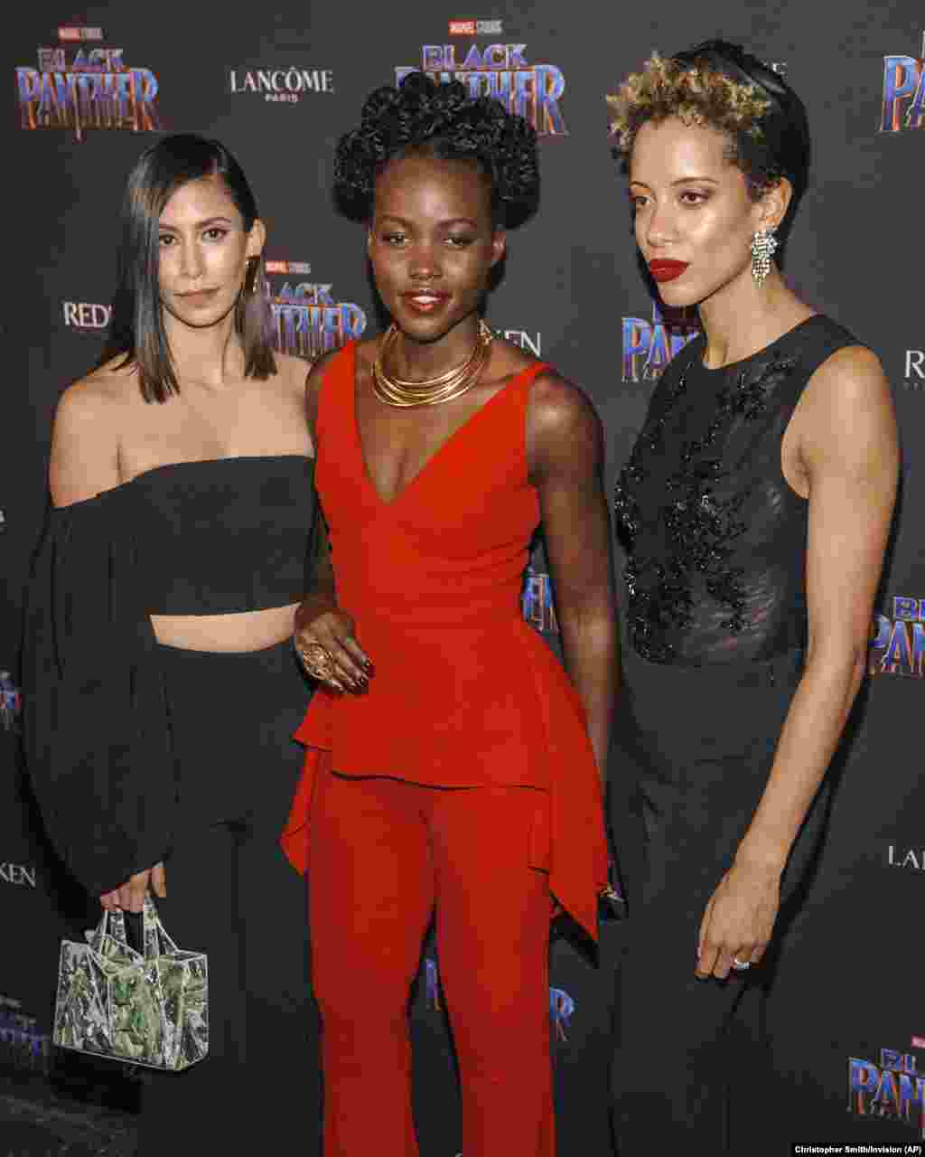 Da esquerda para a direira Michelle Ochs, Lupita Nyong&#39;o, e Carlie Cushnie no New York Fashion Week 2018