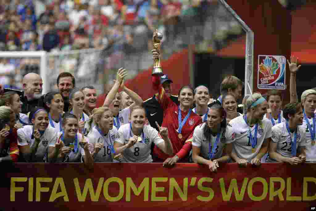A equipa nacional feminina dos EUA celebra a sua vitória com o troféu após ter ganho o Japão por 5-2 no Mundial Feminino da FIFA em Vancouver, Canadá, no Domingo, 5 de Julho, 2015.