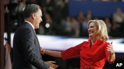 Republican presidential nominee Mitt Romney (l) hugs his wife Ann on stage at the Republican National Convention in Tampa, Florida, Aug. 28, 2012. 