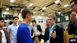 Tyler Ruzich , 17 ans, deuxième à partir de la droite, candidat au poste de gouverneur du Kansas, s’adresse aux étudiants lors d’un forum réunissant les trois autres candidats adolescents du gouverneur du Kansas au Free State High School de Lawrence, au Kansas, le 19 octobre 2017.