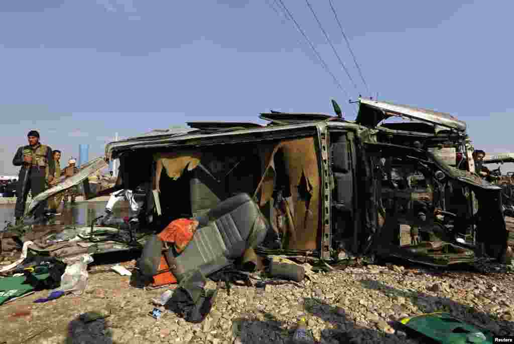 Rongsokan kendaraan milik Kedutaan Besar Inggris akibat ledakan bom bunuh diri di Kabul, 27 November 2014.