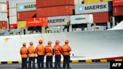 Hàng xuất nhập khẩu tại một cảng ở Thanh Đảo, tỉnh Sơn Đông của Trung Quốc