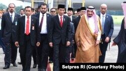 Presiden Jokowi dan Raja Salman di Bandara Halim Perdanakusuma Jakarta, 1 Maret 2016 (Foto: Setpres RI).