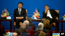 ປະທານ​ປະ​ເທດຈີນ ທ່ານ Xi Jinping ແລະ ປະທານາທິບໍດີ Ecuador ທ່ານ Rafael Correa (ຂວາ) ເຂົາຮ່ວມພິທີ ເປີດກອງປະຊຸມ ລະຍະ 2 ມື້ ລະຫວ່າງ ຈີນ ແລະ ບັນດາປະເທດໃນ ອາເມຣິກາລາຕິນ ແລະ ເຂດທະເລ Caribbean ທີ່ຈັດຂຶ້ນຢູ່ທີ່ ຫໍສາລາ ປະຊາຊົນ ໃນປັກກິ່ງ ປະເທດຈີນ, ວັນທີ 8 ມັງກອນ 2015.