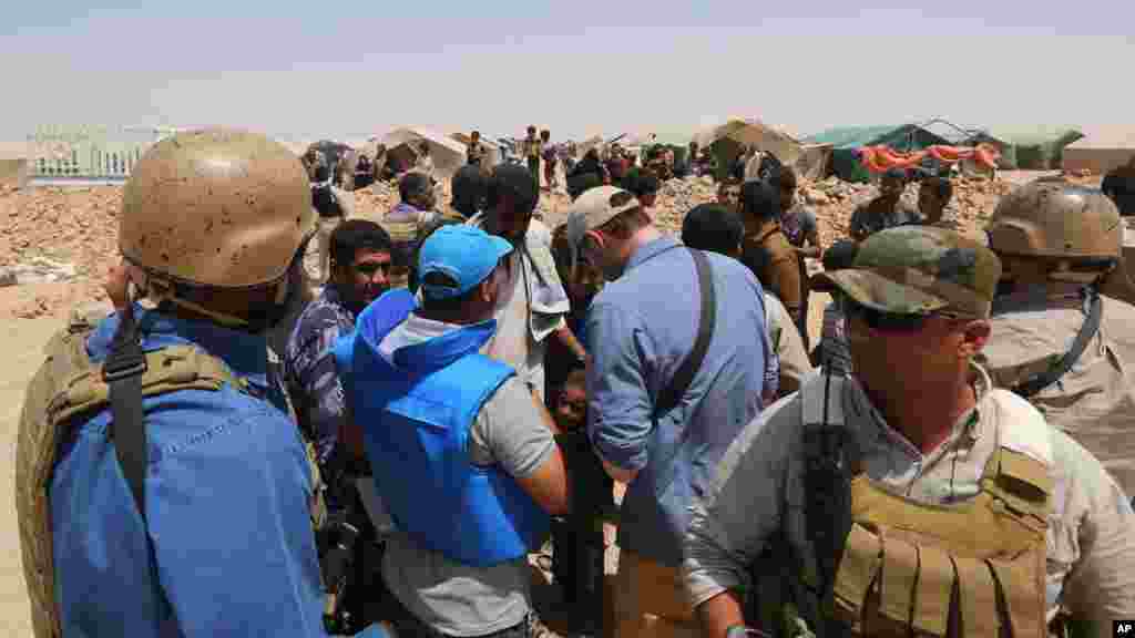 UN officials visit a camp set up for displaced civilians from Ramadi and around the area in the town of Amiriyat al-Fallujah, west of Baghdad, Iraq, May 22, 2015. 