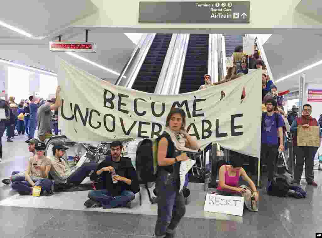 سان فرانسیسکو کے ہوائی اڈے پر موجود مظاہرین۔