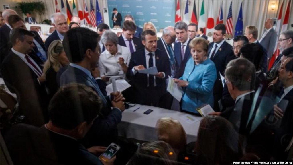 En la imagen, el primer ministro canadiense, Justin Trudeau, y los lÃ­deres del G7, la britÃ¡nica Theresa May, el francÃ©s Emmanuel Macron, la alemana Angela Merkel y el estadounidense Donald Trump, debaten en una cumbre del G7 en La Malbaie, Quebec, CanadÃ¡.