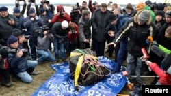 Фрагмент метеорита поднятый со дна озера Чебаркуль.