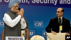 Indian Prime Minister Manmohan Singh greets top business leaders, as President of the Confederation of Indian Industry Adi Godrej watches in New Delhi, April 3, 2013.
