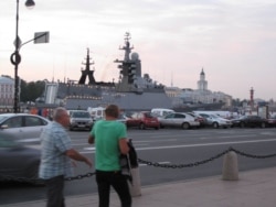 Kapal fregat "Brave" milik Angkatan Laut Rusia berlabuh di St. Petersburg dalam Festival Angkatan Laut, Agustus 2016. Kapal perang ini berpartisipasi dalam latihan militer gabungan angkatan laut Rusia dan China di Laut Baltik pada bulan Juli 2017. (VOA)