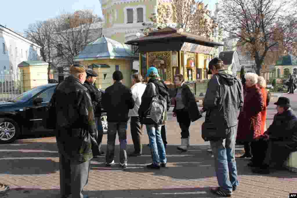 Бойцы спецподразделения милиции «Беркут» охраняют несколько десятков участников «Русского марша»