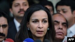 Cựu bộ trưởng thông tin Pakistan Sherry Rehman nói chuyện với các nhà báo ở thủ đô Islamabad, Pakistan hôm 23/11/11