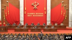 官方的朝中社2022年1月1日公布的未说明日期的照片显示朝鲜领导人金正恩出席朝鲜劳动党八届四中全会。