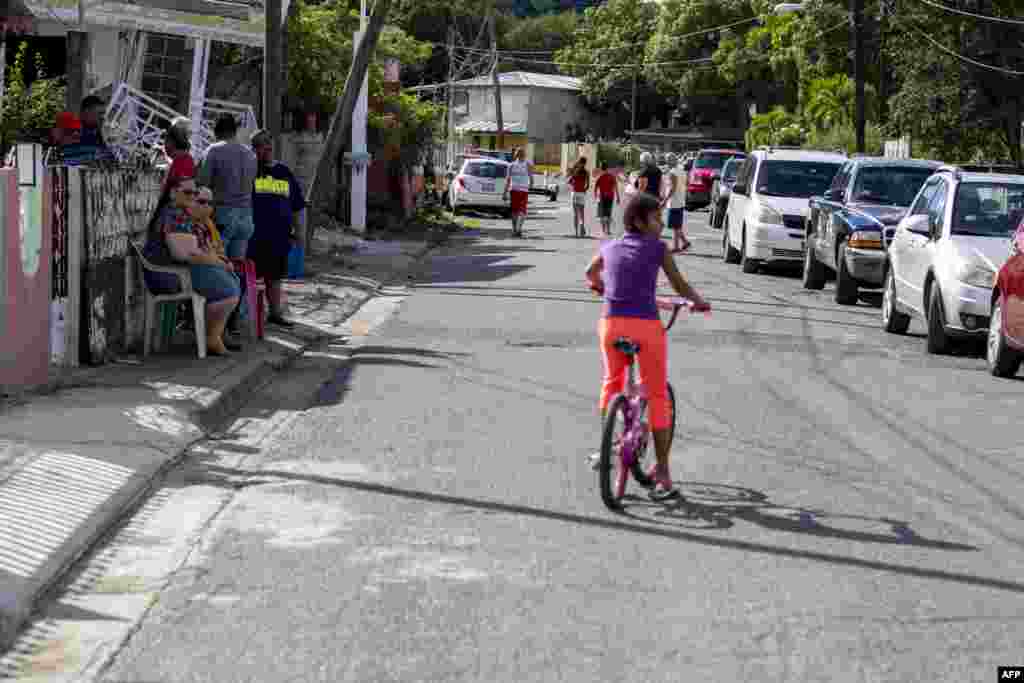 Se pueder ver a personas afuera de sus casas en un vecindario donde las casas fueron dañadas por un terremoto de 5.8 en Guánica, Puerto Rico el 6 de enero de 2020.