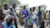 索馬里數萬災民 接受國際紅十字會分發食品