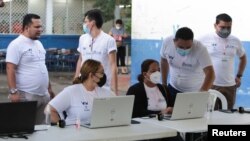 Trabajadores electorales se preparan para recibir votantes el 7 de noviembre de 2021 en Managua,
