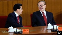 资料照片：江泽民(右)和胡锦涛在庆祝中共建军80周年大会上。(2007年8月1日)