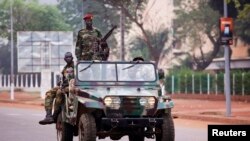 Soldats de Seleka dans une rue de Bangui (5 déc. 2013)