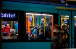 Warga menggunakan fasilitas kereta bawah tanah di Frankfurt, Jerman, di tengah pandemi Covid-19, Rabu, 25 November 2020.