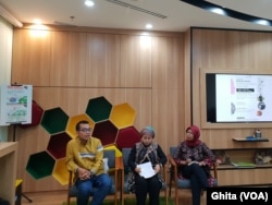 Editor dan Cowriter buku "Perempuan Dalam Terorisme", moderator Ruby Khalifah, Komisioner Komnas Perempuan Riri Khariroh dalam acara Bedah Buku "Perempuan dalam Terorisme" di Jakarta, Rabu, 15 Mei 2019. (Foto: VOA/Ghita)