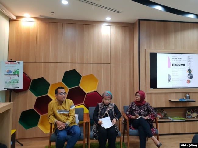 Editor dan Cowriter buku "Perempuan Dalam Terorisme", moderator Ruby Khalifah, Komisioner Komnas Perempuan Riri Khariroh dalam acara Bedah Buku "Perempuan dalam Terorisme" di Jakarta, Rabu, 15 Mei 2019. (Foto: VOA/Ghita)
