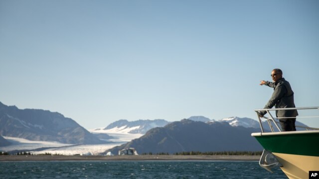 El presidente Barack Obama observa el glacier Bear en Alaska.

