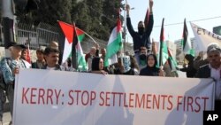 Pengunjuk rasa di Palestina memprotes kedatangan Menteri Luar Negeri AS di Bethlehem, November 2013. (AP/Nasser Shiyoukhi)