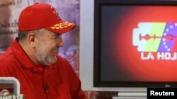 El difunto Hugo Chávez durante una entrevista en el programa La Hojilla, conducido por Mario Silva (izquierda), en 2007. 