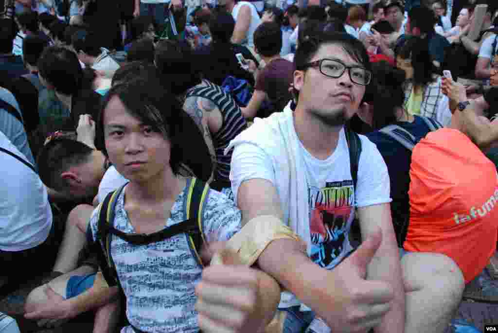 28歲的香港市民李先生(右)與21歲的弟弟Marco一起參與預演佔中行動