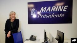  Far-right leader Marine le Pen poses as she inaugurates her campaign headquarters, Wednesday, Nov.16, 2016 in Paris. Le Pen says that her anti-immigration, anti-Islam views can lead her to the presidency.