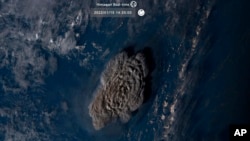 Esta imagen por satélite tomada por el Himawari-8, un satélite meteorológico japonés operado por la Agencia Meteorológica de Japón y publicada por el Instituto Nacional de Tecnología de la Información y Comunicación, muestra la erupción de un volcán en Tonga, 15 de enero de 2022.