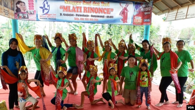 Para penari dari sanggar tari Qiao Guang Surabaya sedang berlatih tari Gandrung di sanggar tari Mlati Rinonce, Purwoharjo, Banyuwangi (foto: VOA/Petrus Riski)