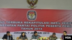 KPU saat mengumumkan nama 10 partai politik yang akan mengikuti Pemilu 2014(VOA/Fathiyah Wardah)