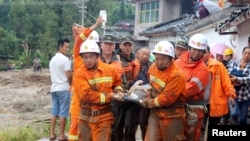 8일 중국 쓰촨성 산악지대에서 강진이 발생해 적어도 5명이 사망하고 수 십 명의 부상자가 발생했다. 구조대가 부상자를 옮기고 있다. 
