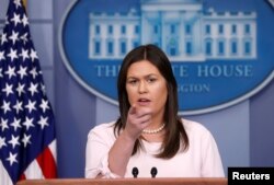 Sara Hakabi Sanders tokom konferencije za medije u Beloj kući