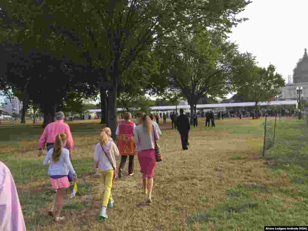 Seguidores de Papa Francisco dirigem-se ao Capitólio para ver o Papa, Washington DC, Set. 23, 2015