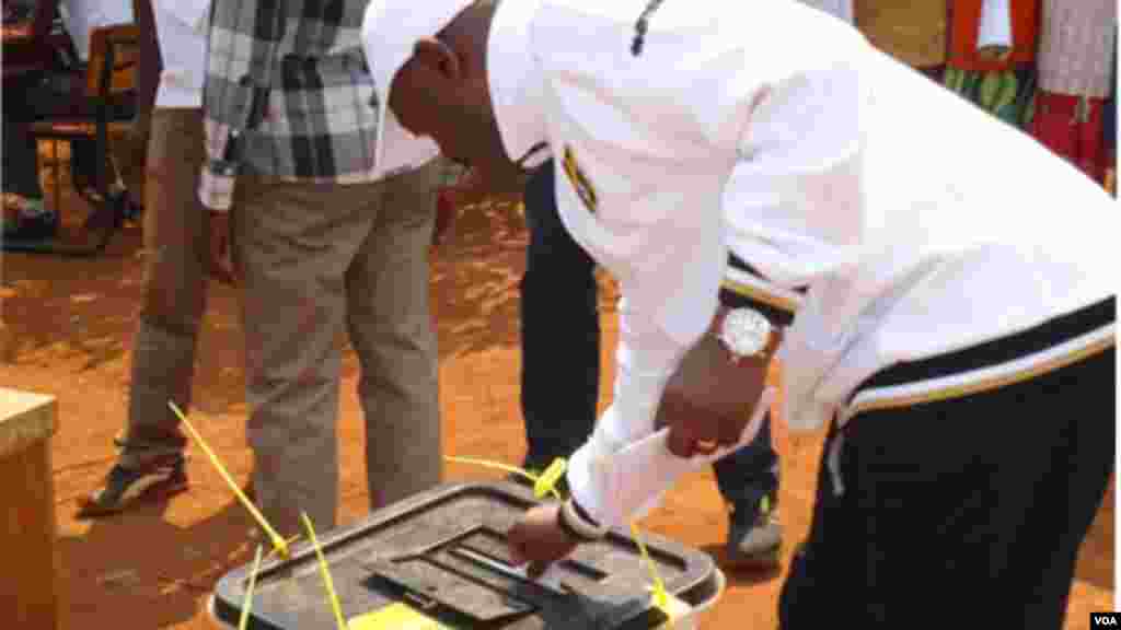Le président burundais Pierre Nkurunziza place son bulletin de vote dans l&#39;urne dans un bureau de vote à ciel ouvert, le 29 juin 2015, lors des élections législtives au Burundi