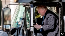 El presidente Donald Trump pretende conducir un camión en un encuentro con camioneros al sur de la casa blanca, este jueves, 23 de marzo, 2017, en Washington.