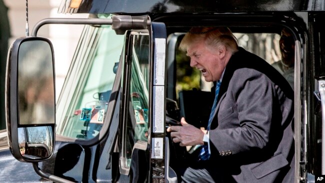 El presidente Donald Trump pretende conducir un camión en un encuentro con camioneros al sur de la casa blanca, este jueves, 23 de marzo, 2017, en Washington.