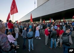 FILE - People gather for a rally at the Primorsky Krai regional administration's building following gubernatorial elections in the region in Russia's Far East, Sept. 17, 2018. Elections there were declared aborted after Communist Party candidate Andrei Ishchenko took the lead.