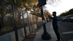 Một người đàn ông chụp hình bên ngoài hàng rào mới dựng quanh Nhà Trắng ngày 3/11/2020.