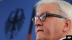 ဂျာမနီနိုင်ငံခြားရေးဝန်ကြီး Steinmeier သတင်းထောက်တွေနဲ့တွေ့ဆုံစဉ်။ ( ဇူလိုင် ၁၁၊ ၂၀၁၄)